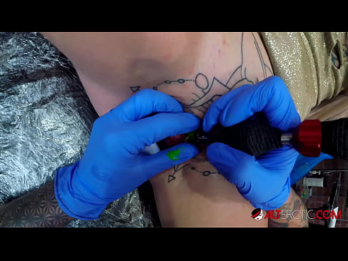 ❤️ Ekstreem tattooed hottie Sully Savage krige in tattoo op har klitoris ❌ Anale porno op fy.dewporn.ru ❌️❤