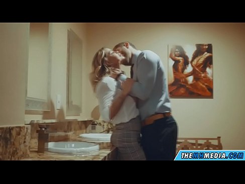❤️ As in busty blonde jo ferliedt yn in iepenbier toilet ❌ Anale porno op fy.dewporn.ru ❌️❤